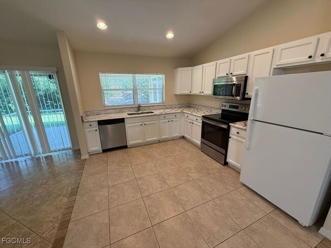 Building Photo - 919 Berg St E