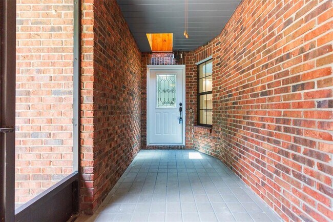 Building Photo - 6541 Brentwood Dr.
