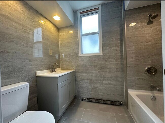 Foto del edificio - 70 Humphrey Ave