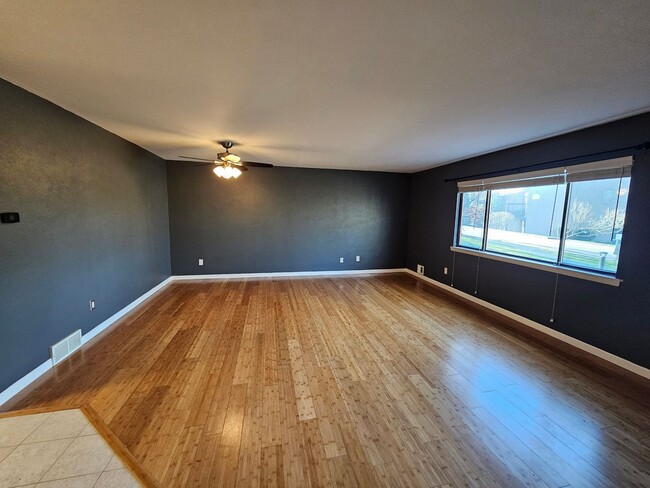 Foto del edificio - FOX HILL!!! Beautiful Two Bedroom Condo available now for immediate move in!!!