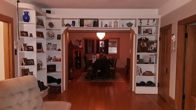 Living Room - 1056 W Glenlake Ave