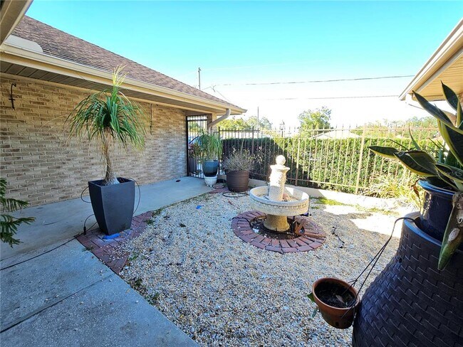 Building Photo - 2088 S Parkton Dr