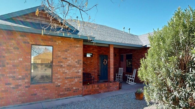 Building Photo - 3-Bedroom/2.5-Bathroom in Alamogordo, NM
