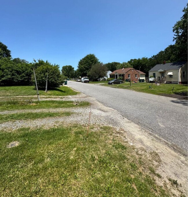Foto del edificio - 4 bedroom 2 bath house in Henrico County! All appliances, laundry, central hvac, big yard