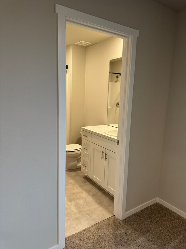 Foto del edificio - 4 Bed 2.5 Bath Home with Community Amenities