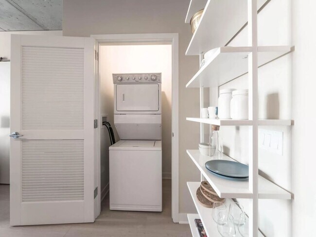 Foto del edificio - 330 W Grand Ave