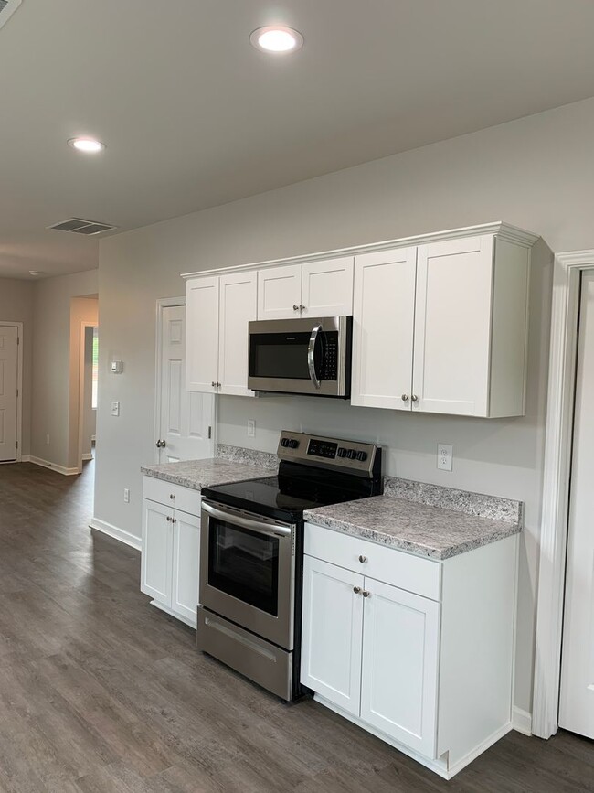Building Photo - Three Bedroom | Two Bath Home in Lakeside ...