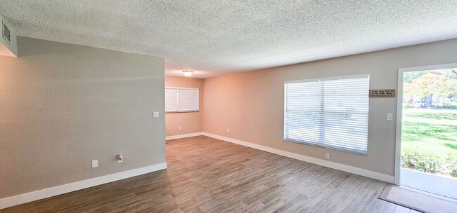 Building Photo - UNFURNISHED 2/2 VISTA ROYALE 55+