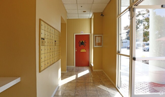 Foto del diseño de interior - Charles Ave Retail