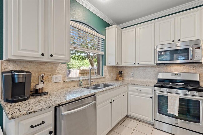 Foto del edificio - 4129 Travis Country Cir