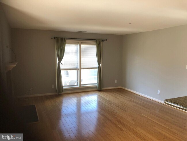 Building Photo - 3175 Summit Square Dr