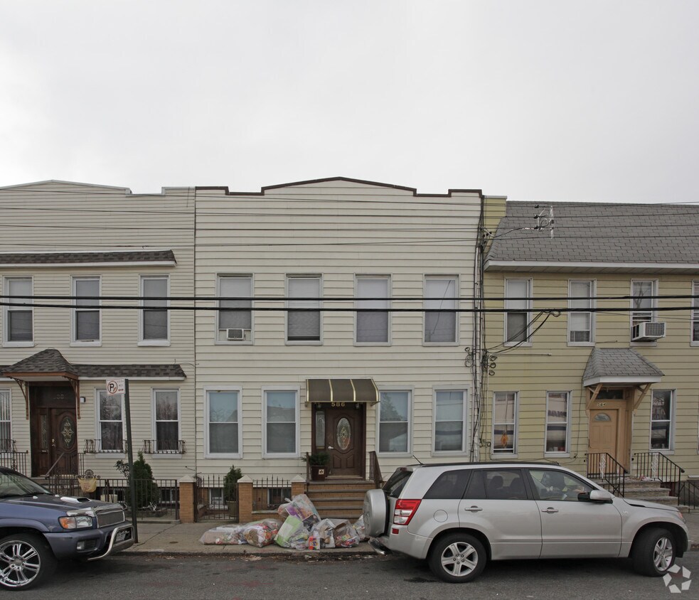 Building Photo - 586 Grandview Ave