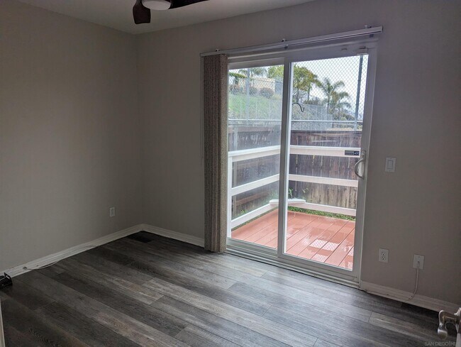 Foto del edificio - 5088 Guava Ave