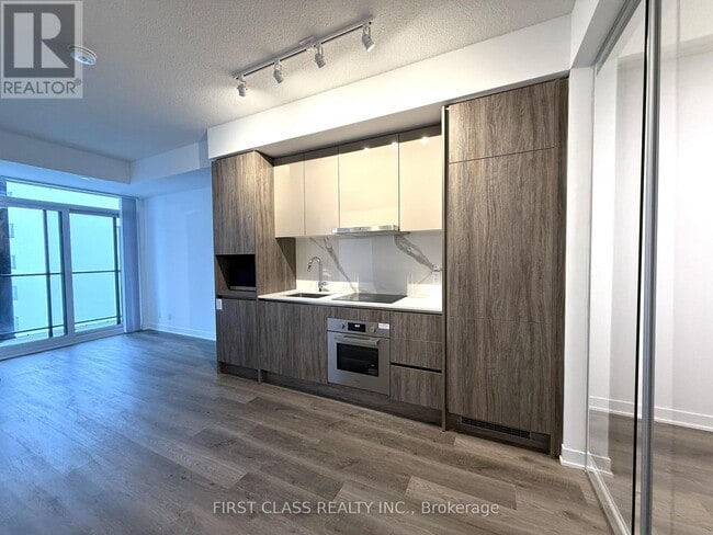 Building Photo - 180 Front St E