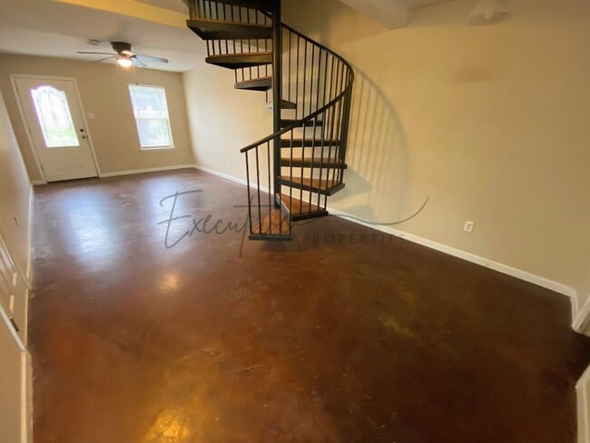 Foto del edificio - 2-Bed, 2.5-Bath Townhouse – Walk to McNeese State University!