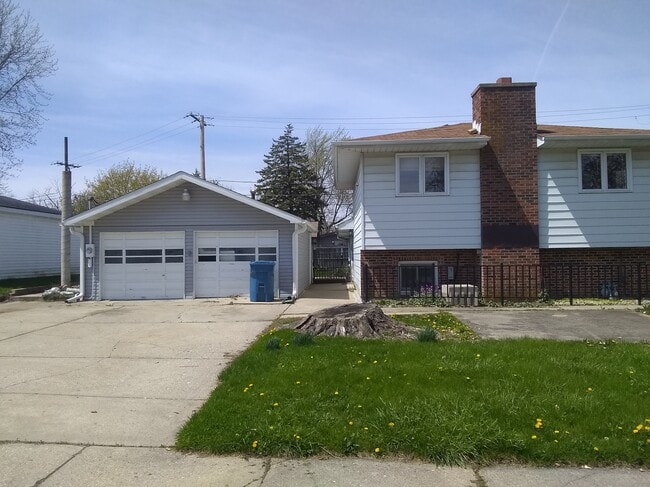 Side of house and garage and parking - 1100 Rahill Ct