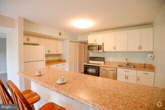 Building Photo - 9735 Kings Crown Ct