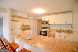 Building Photo - 9735 Kings Crown Ct