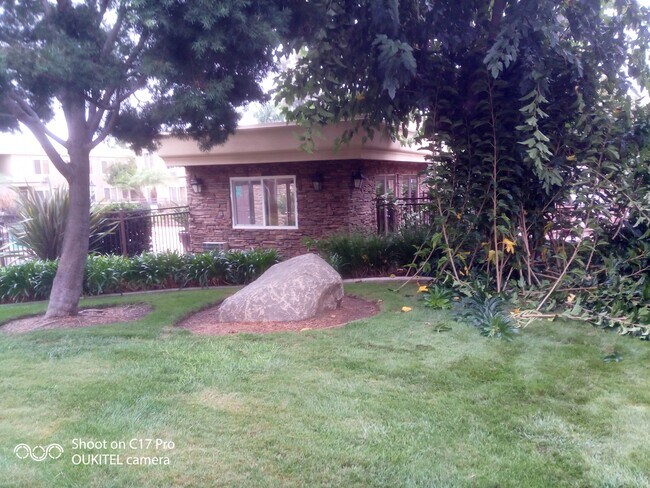 Foto del edificio - 792 Avocado Ave