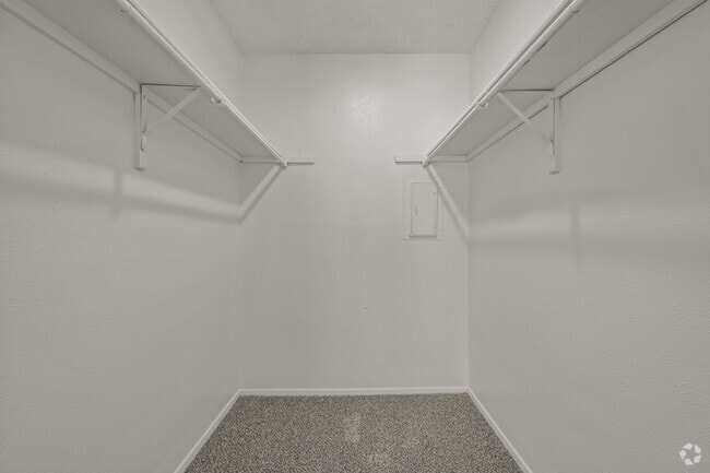 1BR, 1BA - 812SF A2 Closet - Stone Canyon