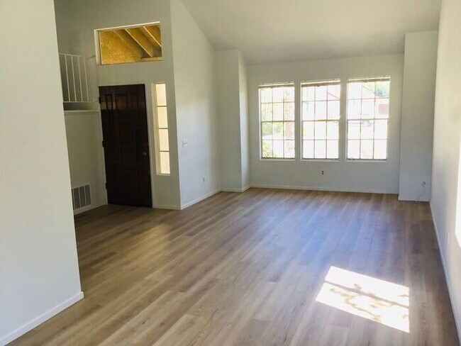 Building Photo - 2 story, 3 bedroom in Mission Oaks