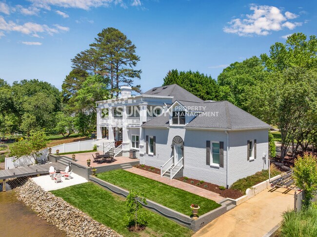 Building Photo - Fully Furnished Luxury Lakefront Getaway!