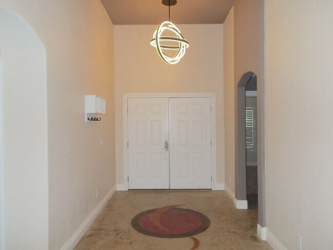 Building Photo - Stunning 4-Bedroom Ranch-Style Rental with...