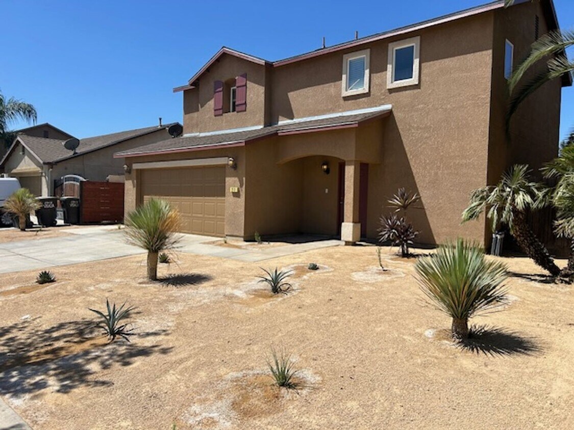 Foto principal - 3 bedroom 3 bathroom in SE Visalia coming ...
