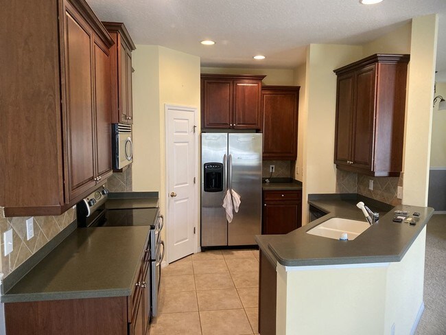 Building Photo - Townhome with 2 car garage and 3 bedrooms