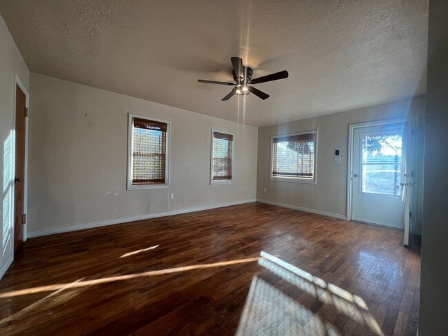 Building Photo - Pet Friendly!!! 2 Bedroom/ 1 Bathroom, Wat...