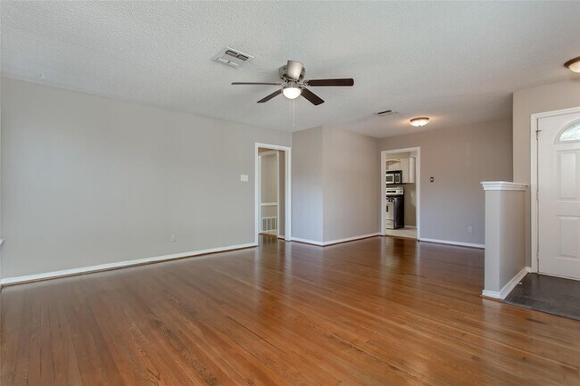 Foto del edificio - 6912 Wake Forrest Dr