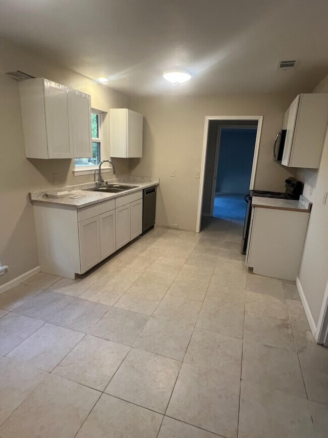 Building Photo - 6 Eastvale Pl