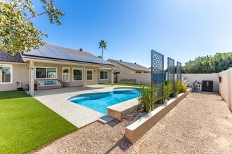 Building Photo - 908 S 78th Pl