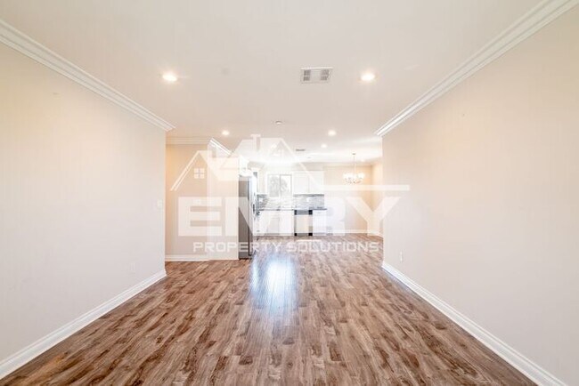 Building Photo - Stunning 4 Bedroom 2 Bathroom Home in LA 9...