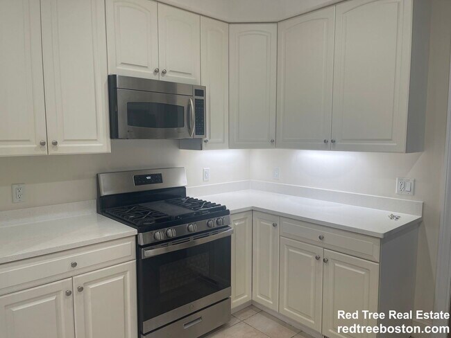 Building Photo - 900 W Roxbury Pkwy