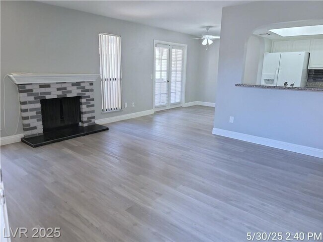 Foto del edificio - Upgraded Ground-Floor Gem in Gated Green V...