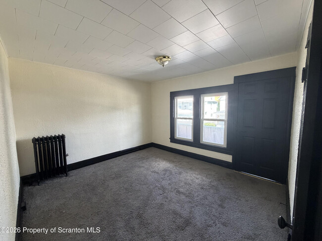 Building Photo - 610 Moosic St