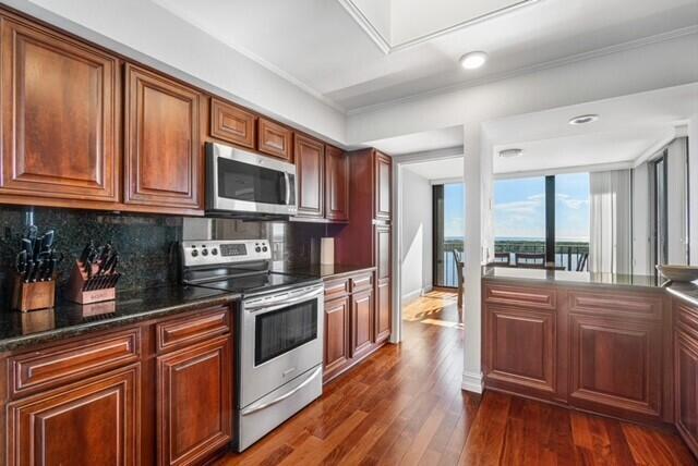 Foto del edificio - 124 Lakeshore Dr