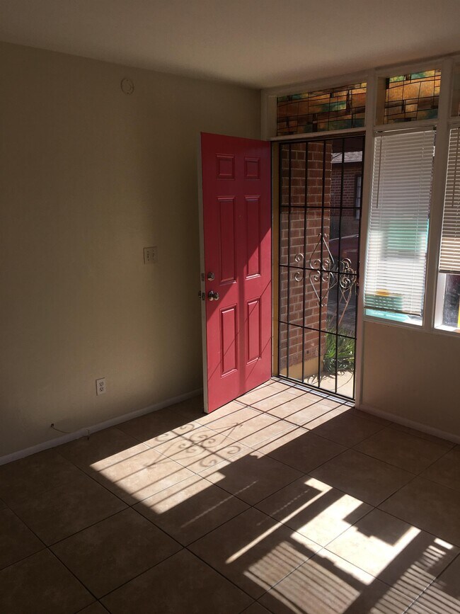 Foto del edificio - 1041 E 9th St