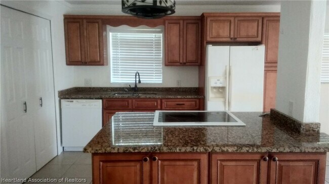 Building Photo - 3720 Vilabella Dr