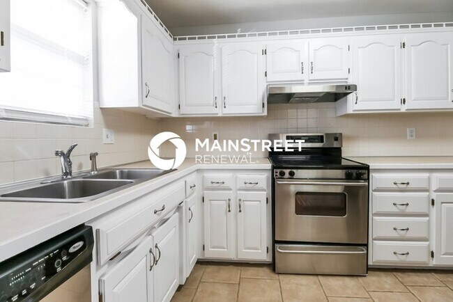 Building Photo - 3 Bedroom Pet-Friendly Home in Lees Summit, MO with Main Street Renewal