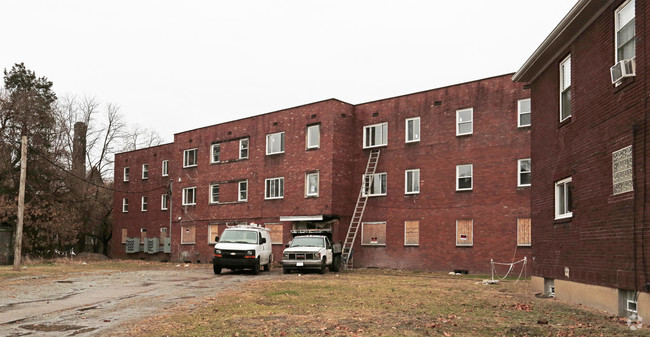 Building Photo - 620 Versailles Ave