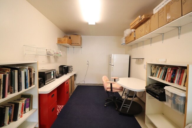 Building Photo - Great Shared Space For Rent
