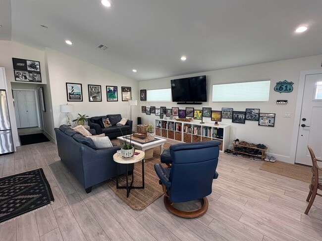 Foto del edificio - 221 Desoto Rd