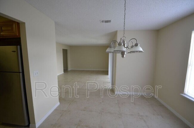 Building Photo - 4018 Versailles Dr