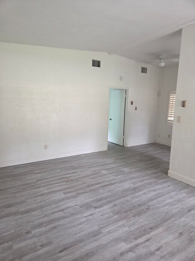 Building Photo - 944 Kensington Dr