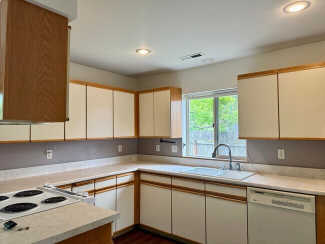 Foto del edificio - In town Poulsbo rambler now available