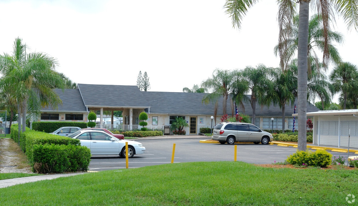 Country Lakes Apartments in Coconut Creek, FL