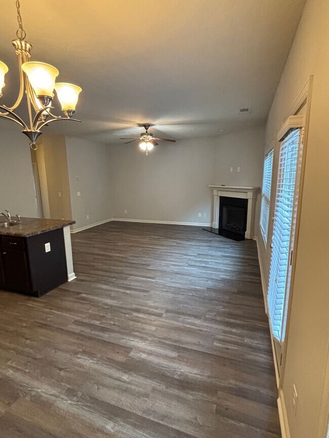 Building Photo - 916 Erika Ln