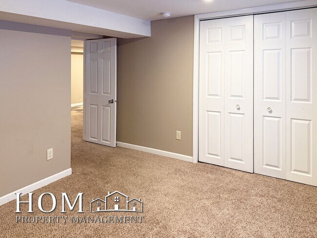 Building Photo - Lower North Mankato 2br Available NOW!